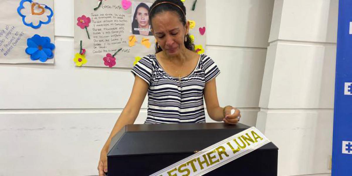 su hija Marelis recibió en días pasados los restos de Viannys Esther Luna Mendozay les dio cristiana sepultura en El Carmen de Bolívar.