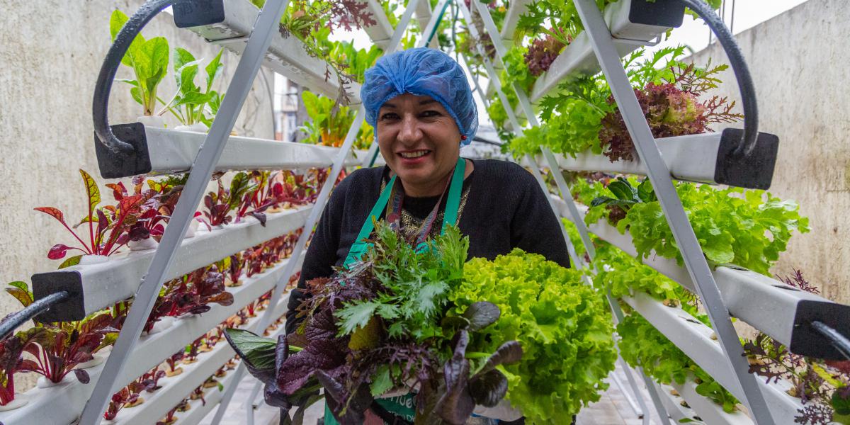 Yaneth Celis, víctima del conflicto, en su proyecto de huerta casera en Bogotá.