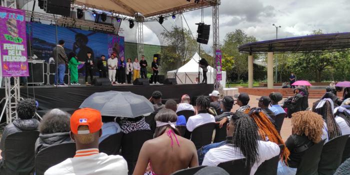 Mujeres, las protagonistas de Adinkra Fest, el festival de la felicidad en Bogotá Tarima y asistentes del Adinkra Fest, el festival que promueve la unión y reconciliación.