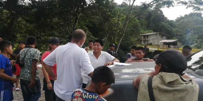 Funcionarios de la Unidad en jornada de entregas de ayudas humanitarias a comunidad embera