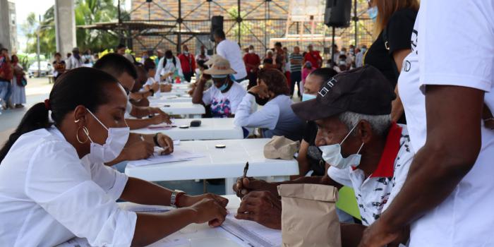 Más de mil víctimas serán indemnizadas en Urabá Darién Jornada entrega indemnizaciones placa polideportiva Magnoil Ayala Apartadó.