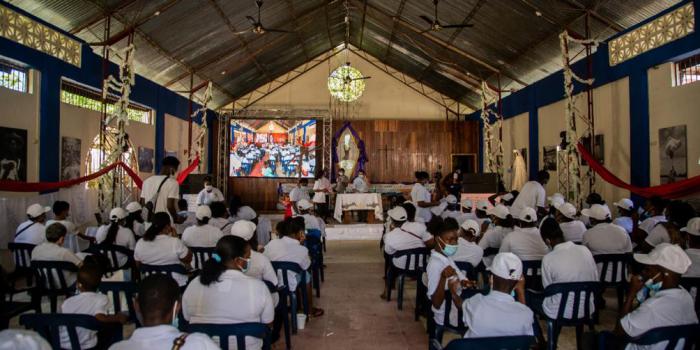 Asistentes a la iglesia de Bojayá luego de tres años de reparación integral