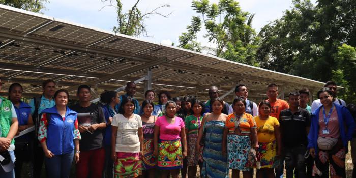 Comunidad del Resguardo Indígena Cuti posando frente a los páneles solares