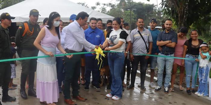 habitantes de las veredas San Isidro, en Villagarzón, y Villa Rosa, en Mocoa, están estrenando obras de placa huella que les garantizan unas mejores condiciones de vida