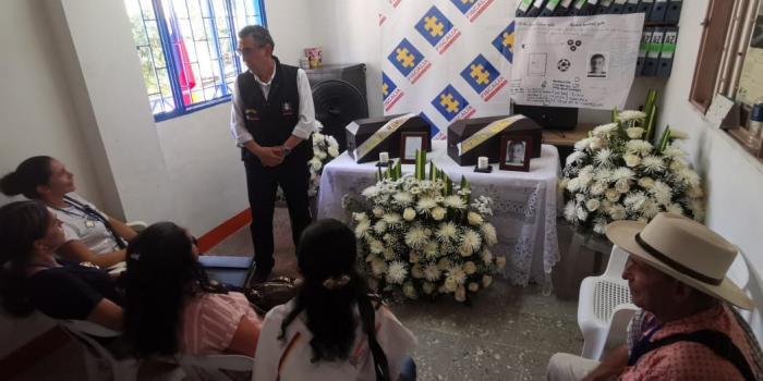 Ceremonia de entrega digna de restos de víctimas de las AUC en Sonsón (Antioquia).