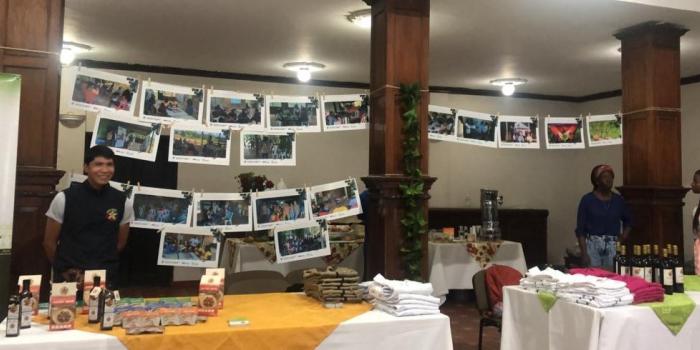 Cerca de 560 víctimas del conflicto en Cauca fueron fortalecidas en proyectos productivos Víctimas exponiendo sus productos en el cierre del programa “ AgroE”