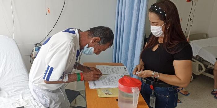 La víctima que recibió la indemnización en una clínica Luis Meneses recibe carta de indemnización en la Clínica Nuestra de Ibagué