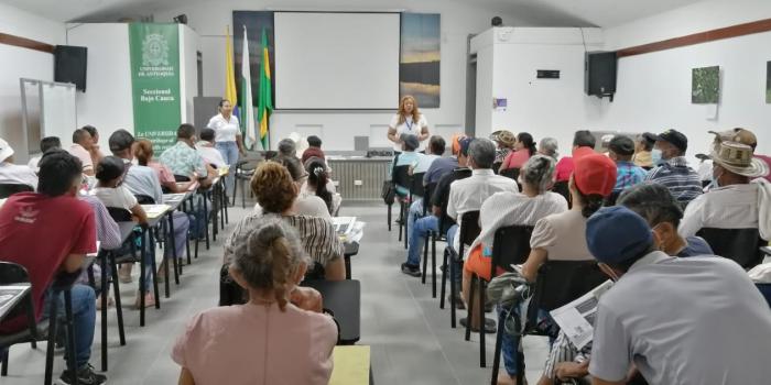 En Bajo Cauca antioqueño 182 víctimas recibieron cartas de indemnización Notificación de indemnizaciones económicas a víctimas en Caucasia.