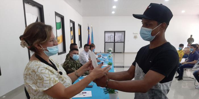 víctimas en Barrancabermeja recibe su libreta militar