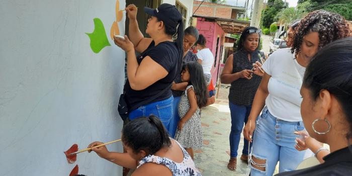 Víctimas del Valle del Cauca hacen mural en actividad psicosocial de dignificación como parte de proceso de retorno y reubicación