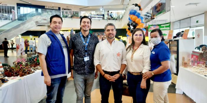 Feria Sembradores de Paz que se realizó en Florencia en alianza con el Sena y el centro comercial Gran Plaza