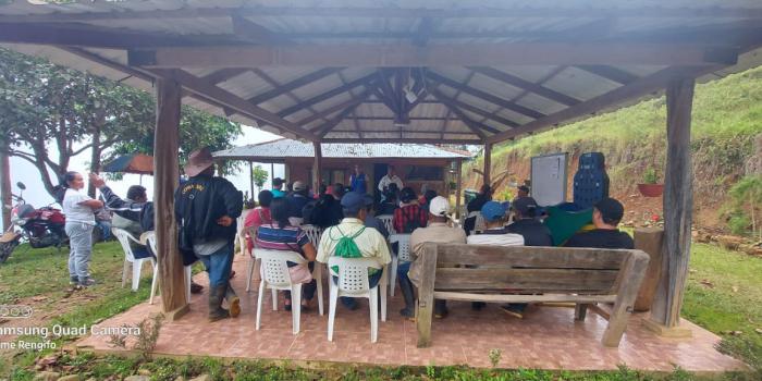 Comunidad de la vereda Los Pinos recibiendo materiales para su caseta comunal