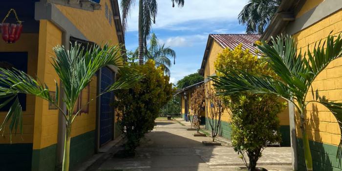 Calle de habitantes beneficiados con aulas y restaurantes escolares