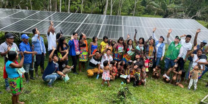 Indígenas víctimas en Unguía, primeros en recibir paneles solares Indígenas beneficiados con paneles solares