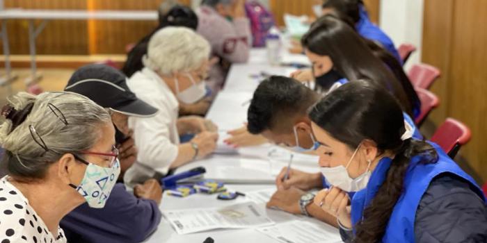 Víctimas siendo atendidas en la Feria de Servicios de Medellín