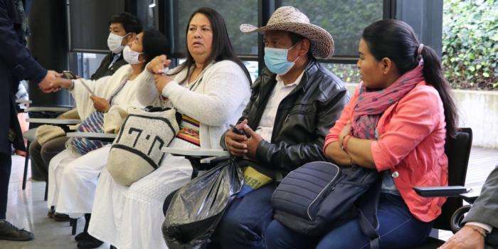 Emberas al inicio de la mesa de diálogo en Bogotá