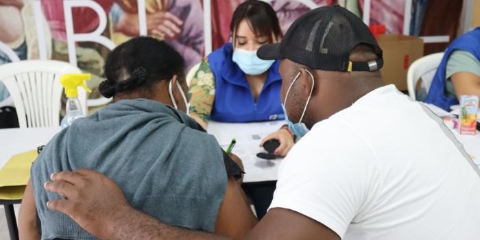 Víctima de Cali firmando su indemnización