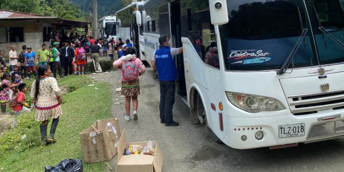 Personas pertenecientes a la comunidad embera que estaban en Bogotá junto a un par de buses flotas