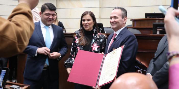 Director de la Unidad para las Víctimas, Ramón Rodríguez, recibiendo condecoración en el Congreso de la República