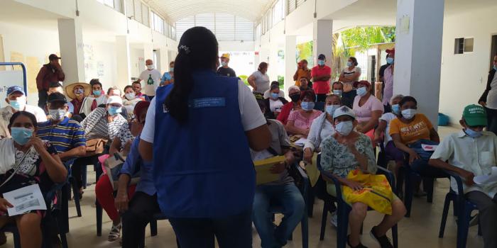 En Sucre 180 víctimas recibieron cartas de indemnización Víctimas de sucre y funcionaria de la Unidad en jornada de socialización sobre entrega de indemnización
