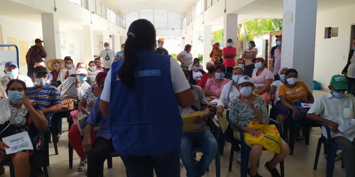 Víctimas de sucre y funcionaria de la Unidad en jornada de socialización sobre entrega de indemnización