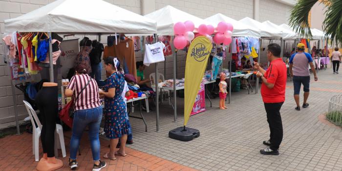 Víctimas emprendedoras en feria empresarial del Centro Comercial Metro de Girón