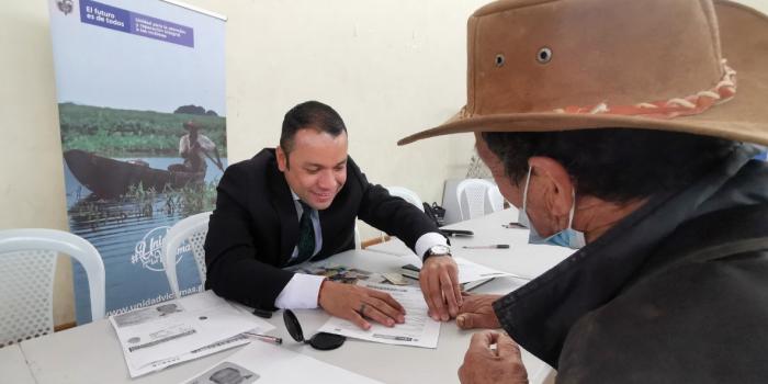 Víctima de nariño con funcionario en jornada de entrega de cartas de indemnización 