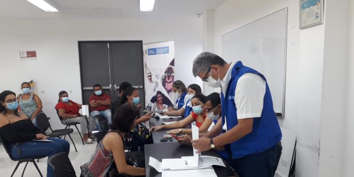 En junio, más de 444 víctimas reciben indemnización en el Huila Víctimas y funcionarios de la Unidad en jornada de entrega de cartas de indemnización