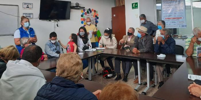 “Memorias Reparadoras” e indemnización a 78 víctimas mayores de Caldas Víctimas en encuentro psicosocial, donde también se entregaron indemnizaciones