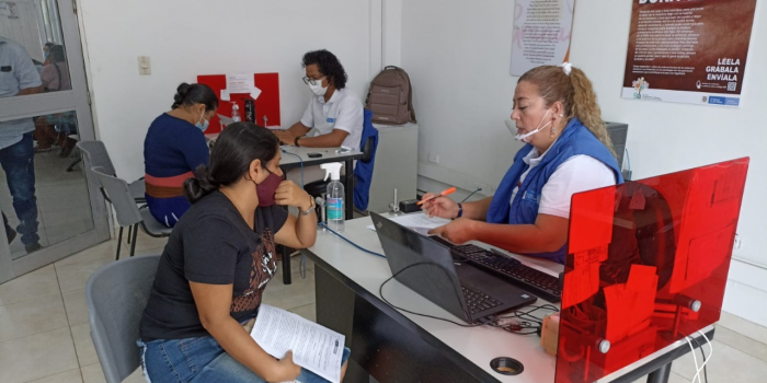 Víctima y funcionario de la Unidad en Punto de Atención.