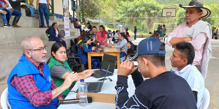 Habitantes y víctimas de San Carlos (Antioquia) beneficiarios de atención y feria de servicios.