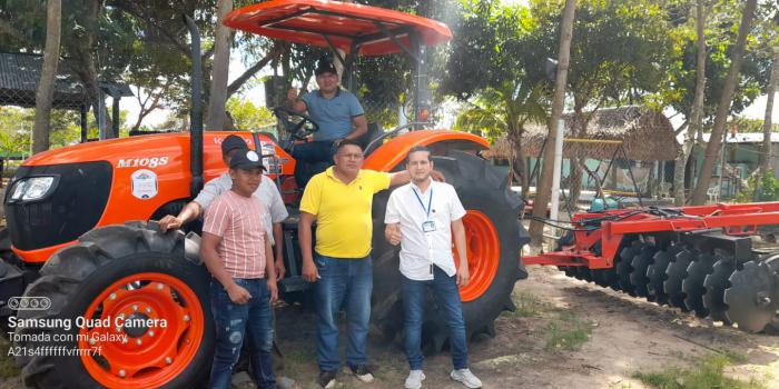 El gobernador de la comunidad de Caño Mochuelo recibió la maquinaria con las herramientas complementarias para su funcionamiento.