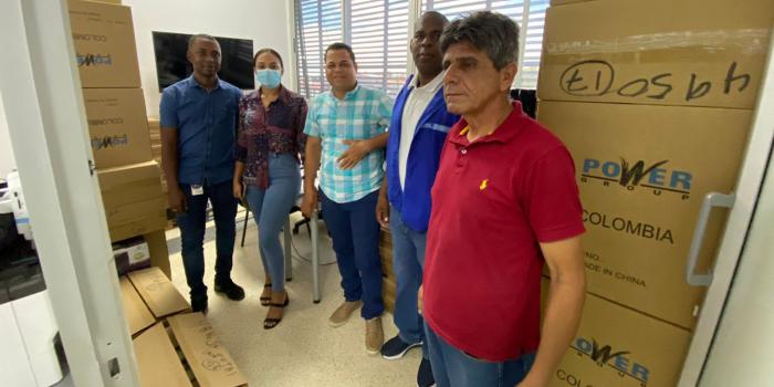 Dos comunidades en Apartadó recibieron dotaciones tecnológicas Entrega de dotaciones tecnológicas educativas en Apartadó