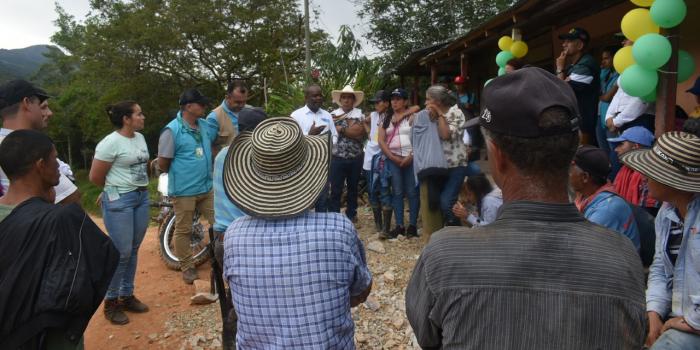 Con mobiliario para una caseta comunal rural continúa la implementación de proyectos a favor de la población afectada por el conflicto armado en Yolombó.