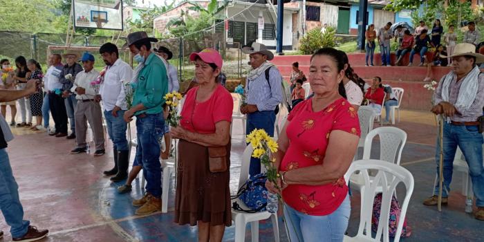 habitantes rinden homenaje a las víctimas