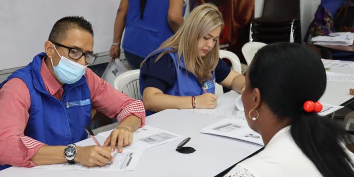 Víctimas del Valle del Cauca y funcionarios en jornada de entrega de indemnizaciones