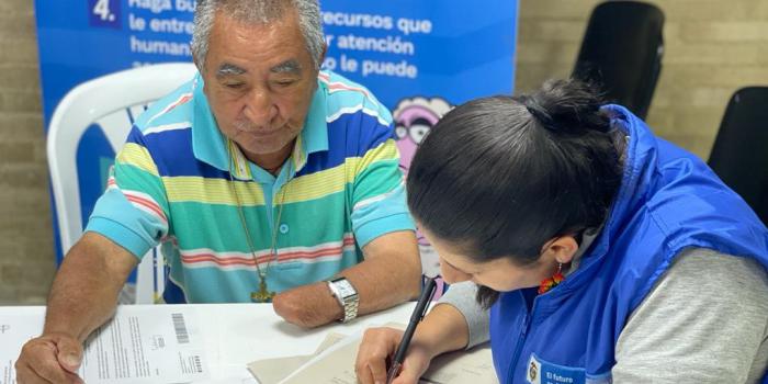 Víctima y funcionario de la Unidad en jornada de notificación del pago de indemnizaciones económicas y orientación sobre la inversión acertada