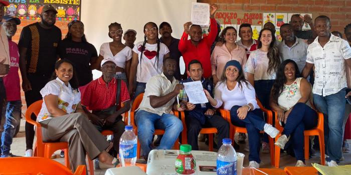 Representantes del Consejo Comunitario La Toma , firmando protocolización 