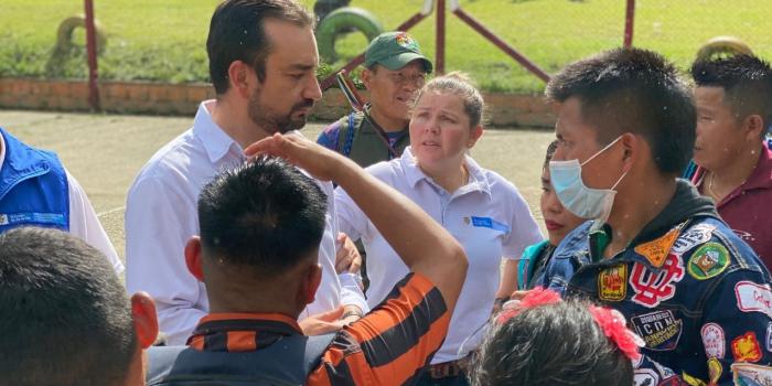 Personas pertenecientes a la comunidad embera con funcionarios de la Unidad.