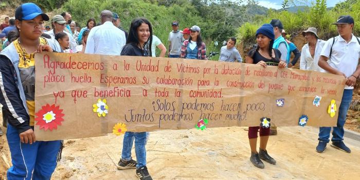 Víctimas de Antioquia sosteniendo una pancarta en una jornada de la Unidad para las Víctimas