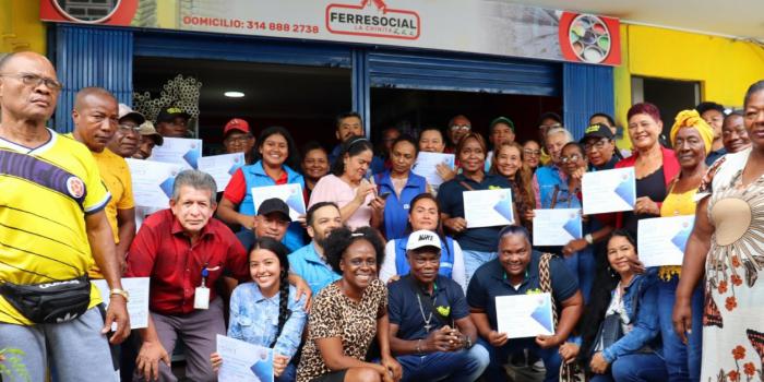 Miembros del Sujeto de Reparación colectiva La Chinita en jornada de entrega y formalización de medida del Plan Integral de Reparación Colectiva