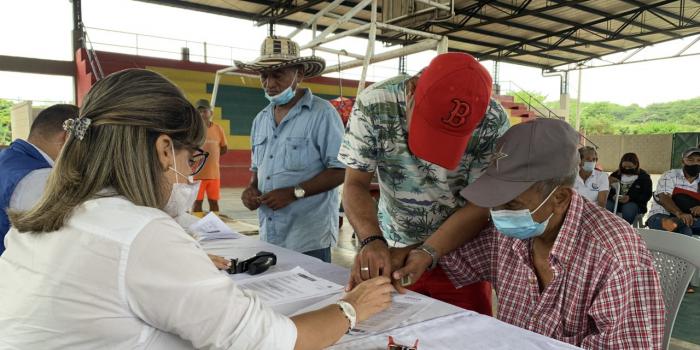 Víctimas de bolívar en jornada de indemnización siendo atendidos por funcionarios de la Unidad