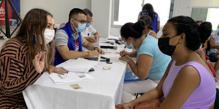 Víctima de Bolívar con funcionario en jornada de entrega de cartas de indemnización 