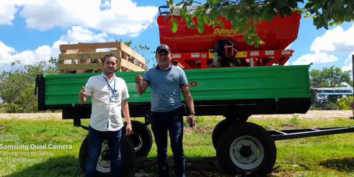 El gobernador de la comunidad de Caño Mochuelo recibió la maquinaria con las herramientas complementarias para su funcionamiento.