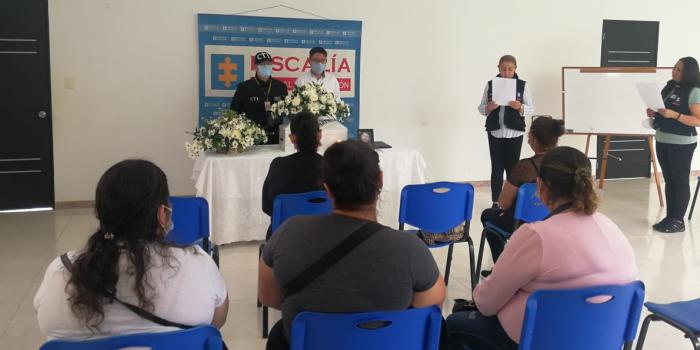 En Guaviare familiares recibieron los restos de dos desaparecidos Familiares de víctimas de desaparición forzada en acompañamiento psicosocial al momento de la entrega de restos