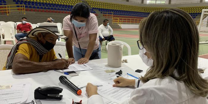 Víctimas de bolívar en jornada de entrega de cartas de indemnización