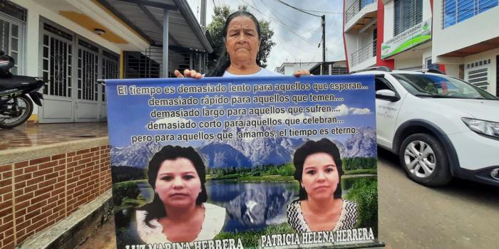  Martha en una manifestación con un cartel para reclamar el regreso de sus hijas