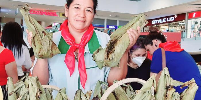 Emprendedora que participó en la feria Sembradores de Paz que se realizó en Florencia en alianza con el Sena y el centro comercial Gran Plaza.