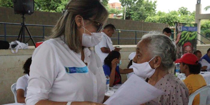 Víctimas de bolívar en jornada de indemnización siendo atendidos por funcionarios de la Unidad