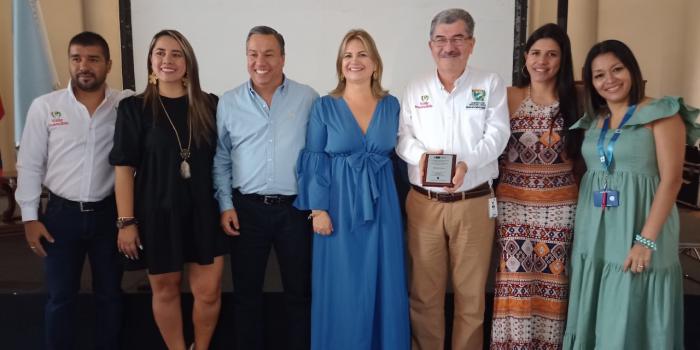Gobernación del Valle y 14 alcaldías, exaltadas por trabajo con víctimas Reconocimiento en Cali a catorce alcaldías del Valle del Cauca, así como la Gobernación del departamento, por su compromiso en la implementación de la política pública de víctimas
